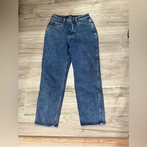 Hollister Women's Curvy Ultra High-Rise Mom Jeans, Size 1S, Washed Blue